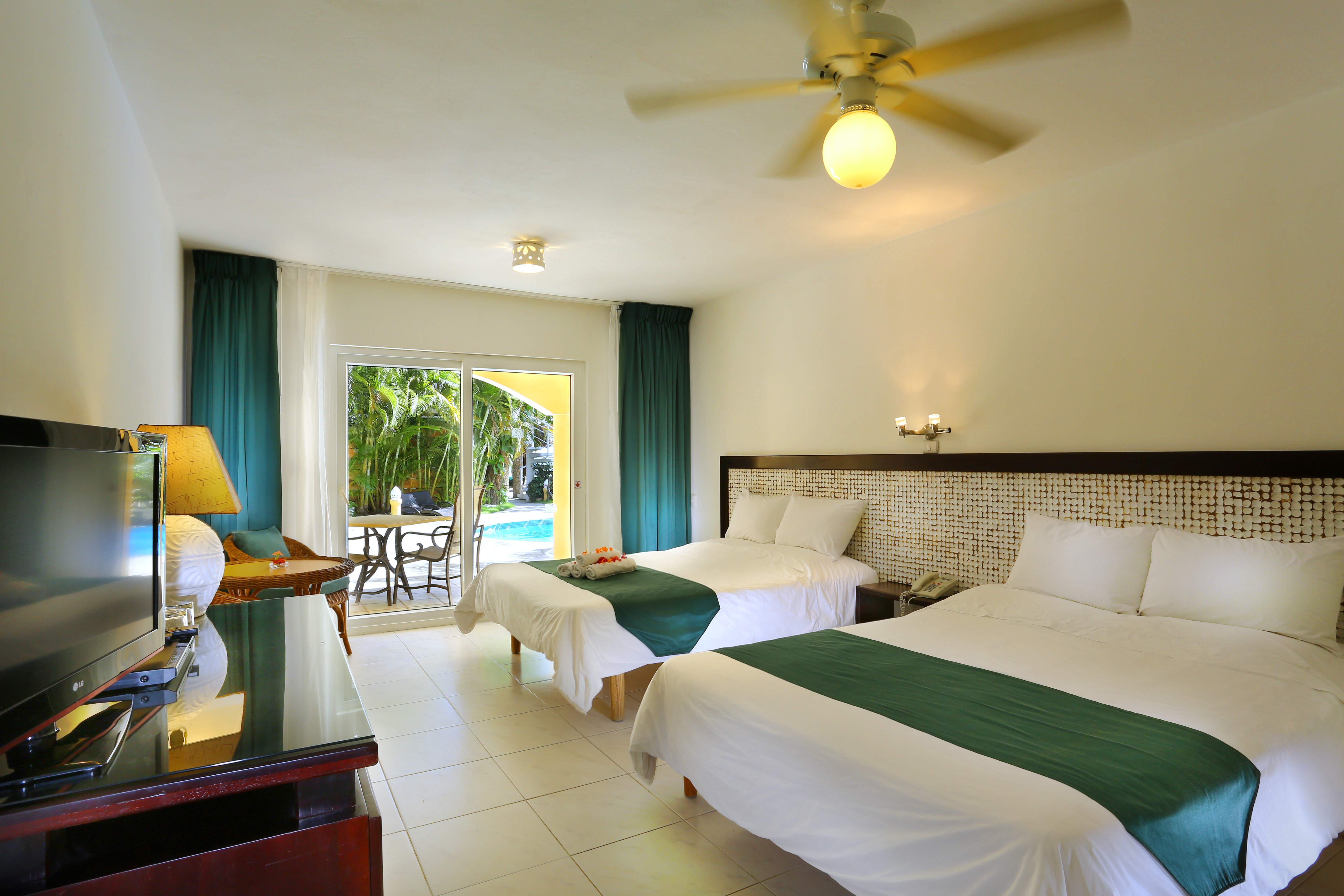 Superior, Double Bed, Side Ocean View