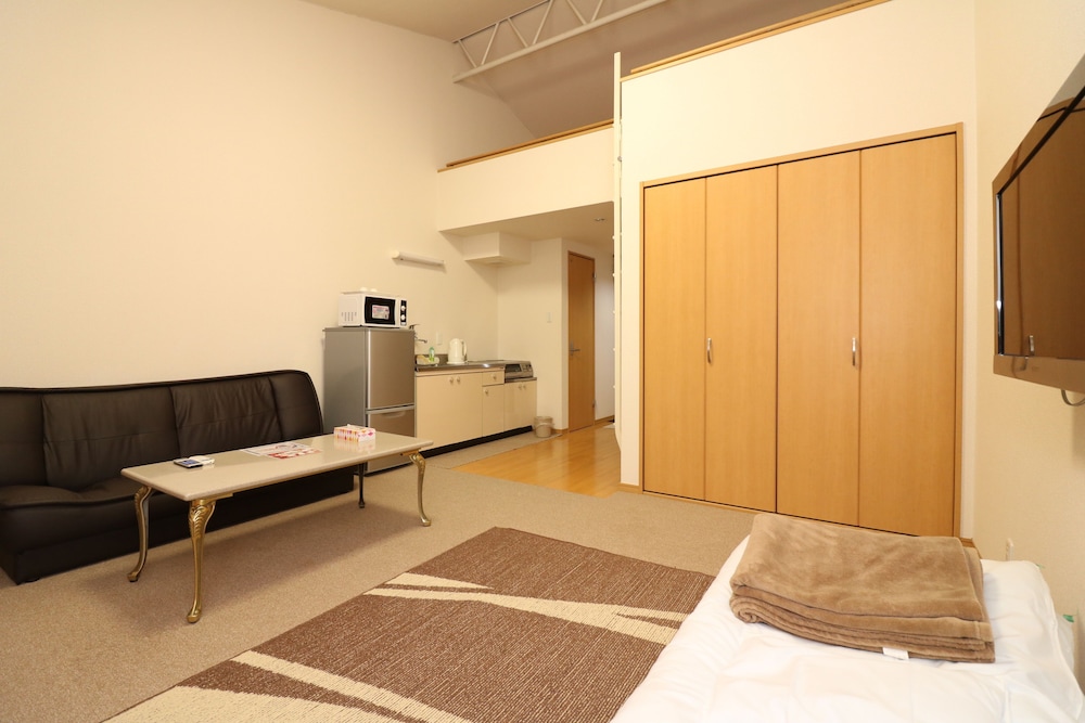 Bk Hotel & Weekly 19/34