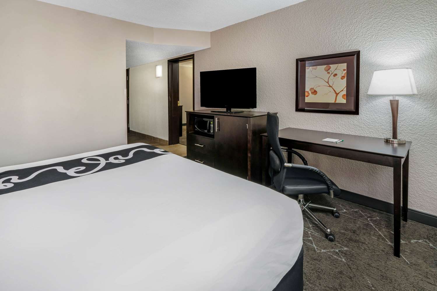 La Quinta Inn & Suites by Wyndham Dallas I-35 Walnut Hill Ln 20/46