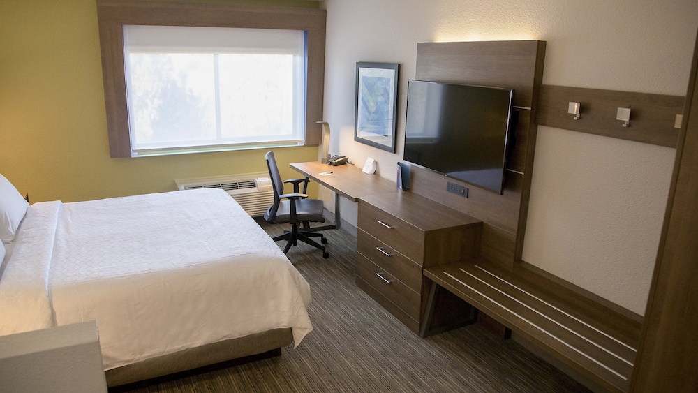 Holiday Inn Express and Suites Colorado Springs North an IHG Hotel 31/67