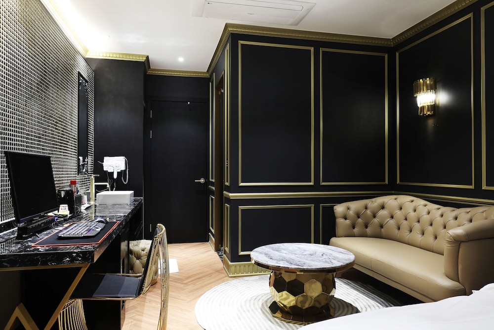 Mari Hotel 35/50