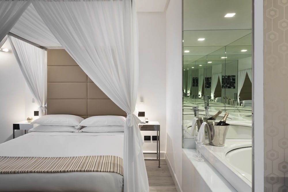 CLASSIC, SUITE, HOT TUB