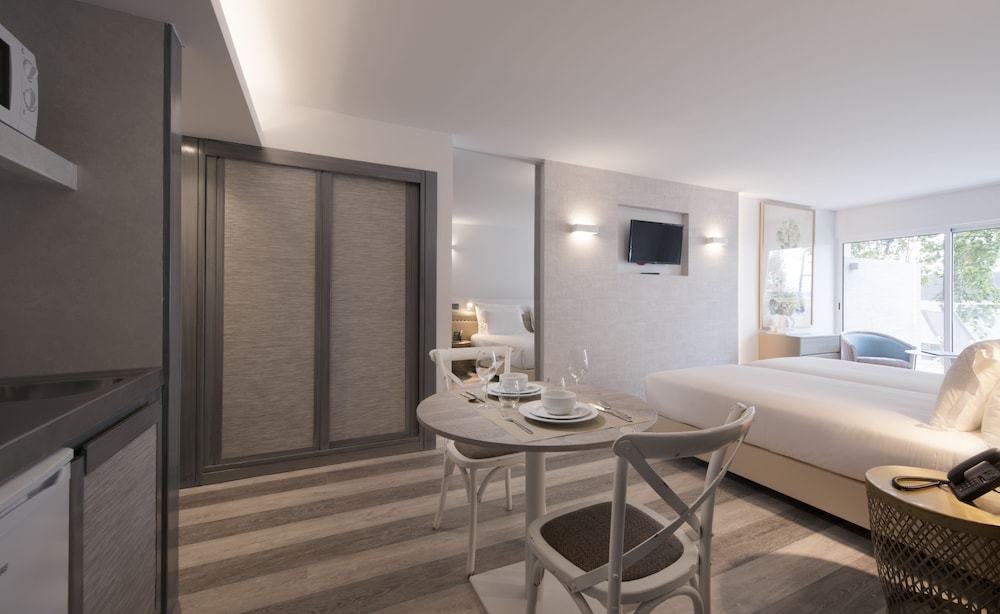 STUDIO, SINGLE, PARTIAL SEA VIEW, KITCHENETTE