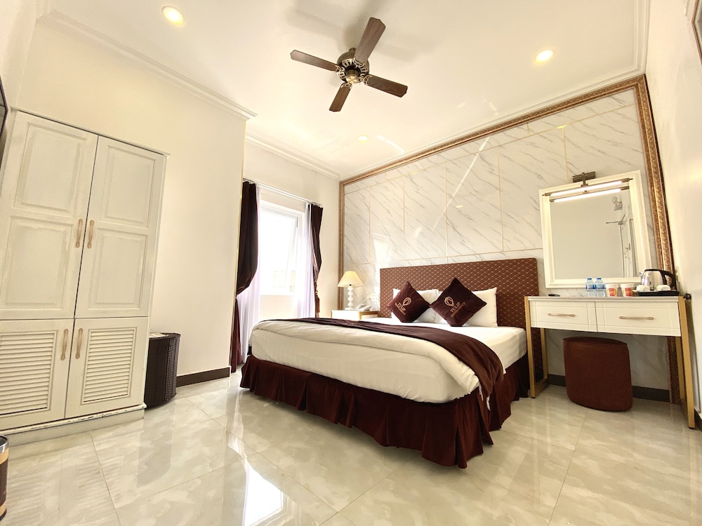 DELUXE, DOUBLE BED