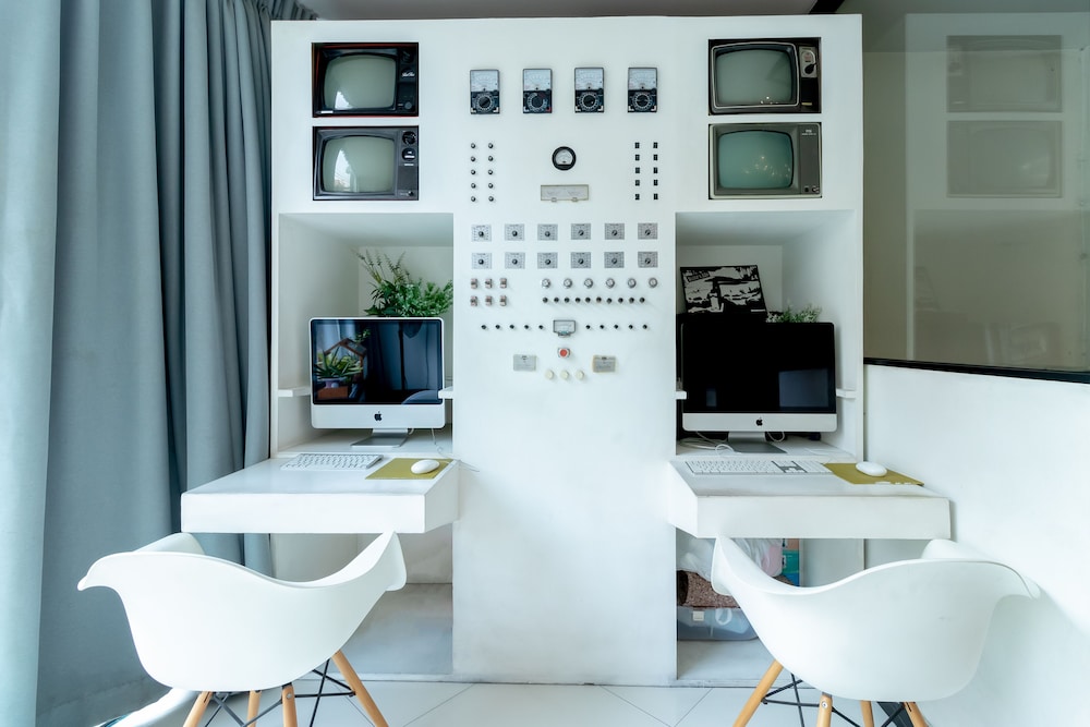 The Secret Service Bed And Breakfast 30/36