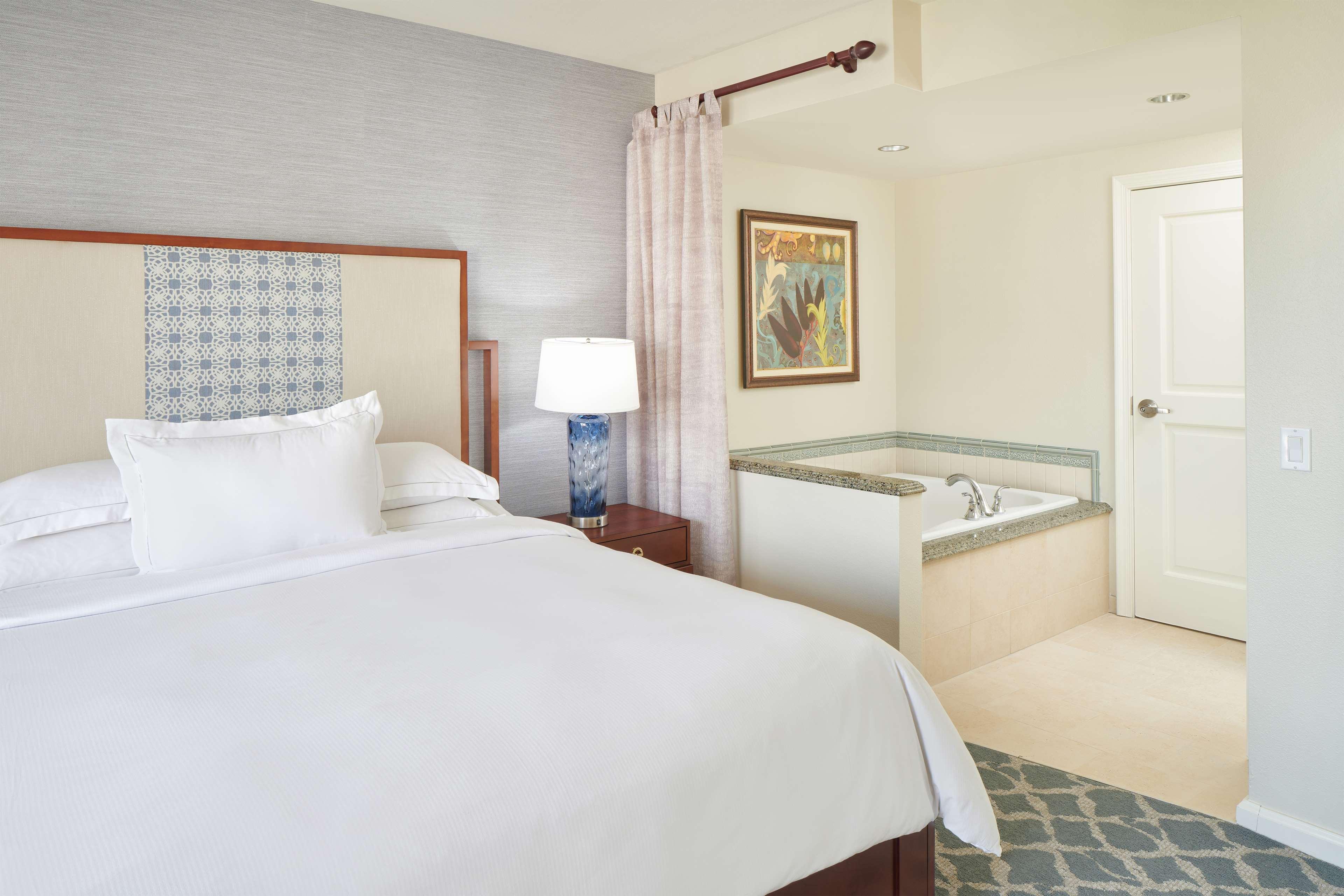 1 BEDROOM, CITY, SUITE, KING BED, PARTIAL OCEAN VIEW, SOFA