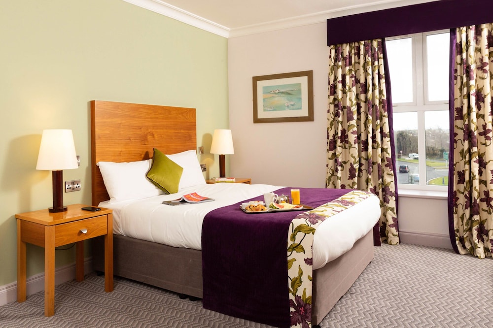 EXECUTIVE, QUEEN BED
