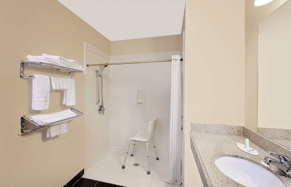 Super 8 By Wyndham Siloam Springs 12/20