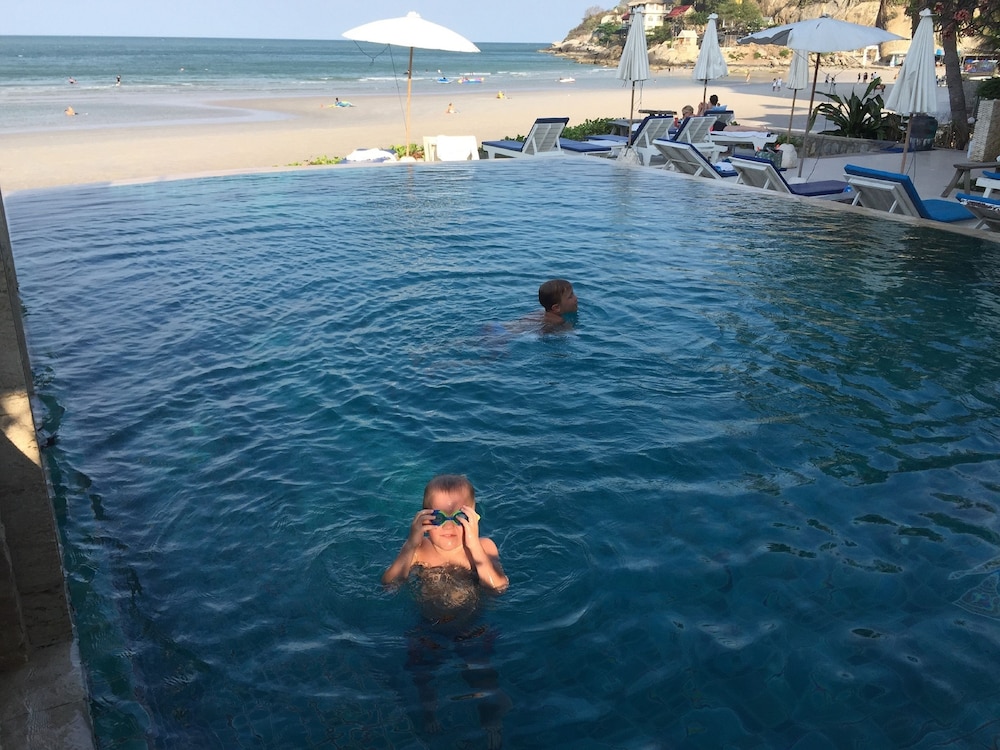 Nern Chalet Beachfront Hotel 57/74
