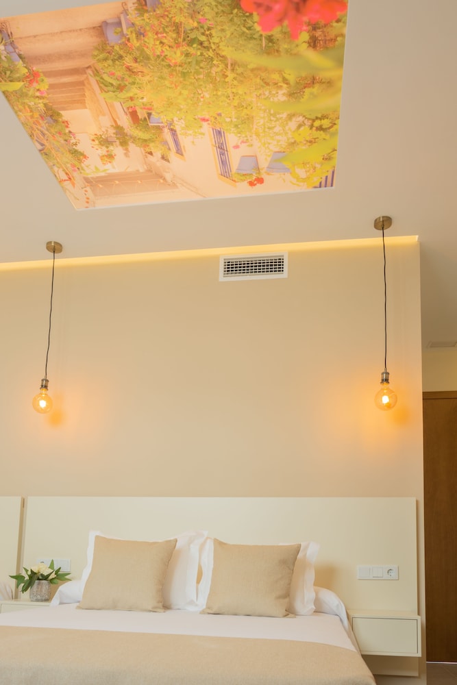 Hostal La Mina 23/50