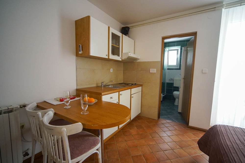 APARTMENTS AND ROOMS DEGRA 19/49