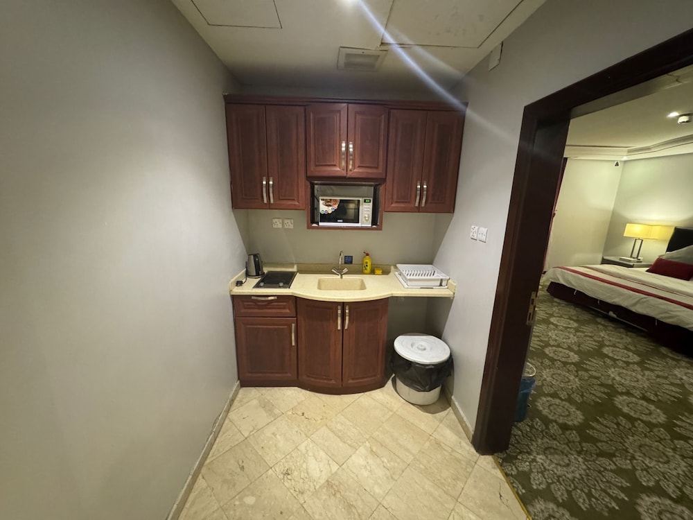 ثلاثة وستون أجنحة فندقية(Sixty Three Hotel) 50/50