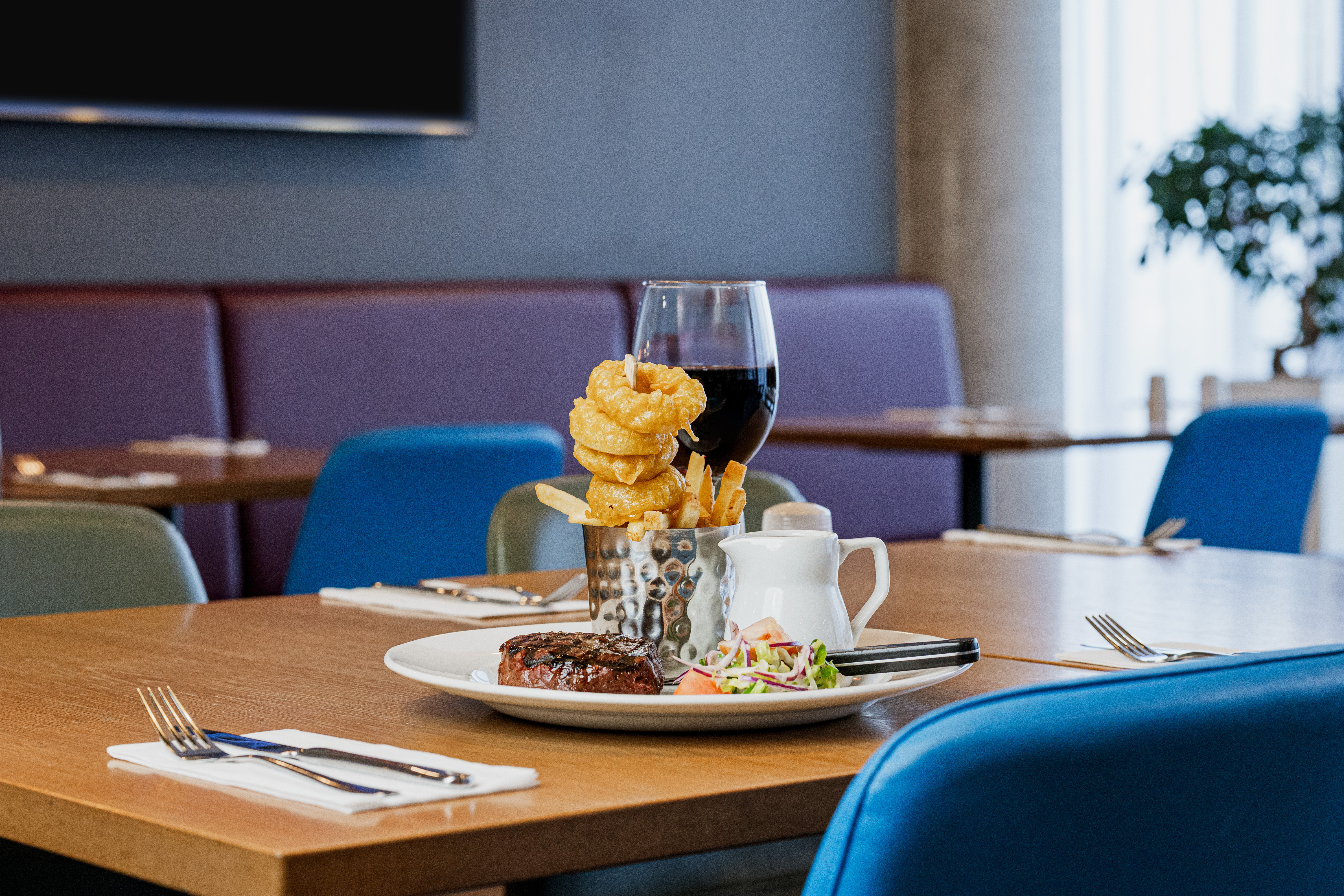 Holiday Inn Express Aberdeen Airport 54/72