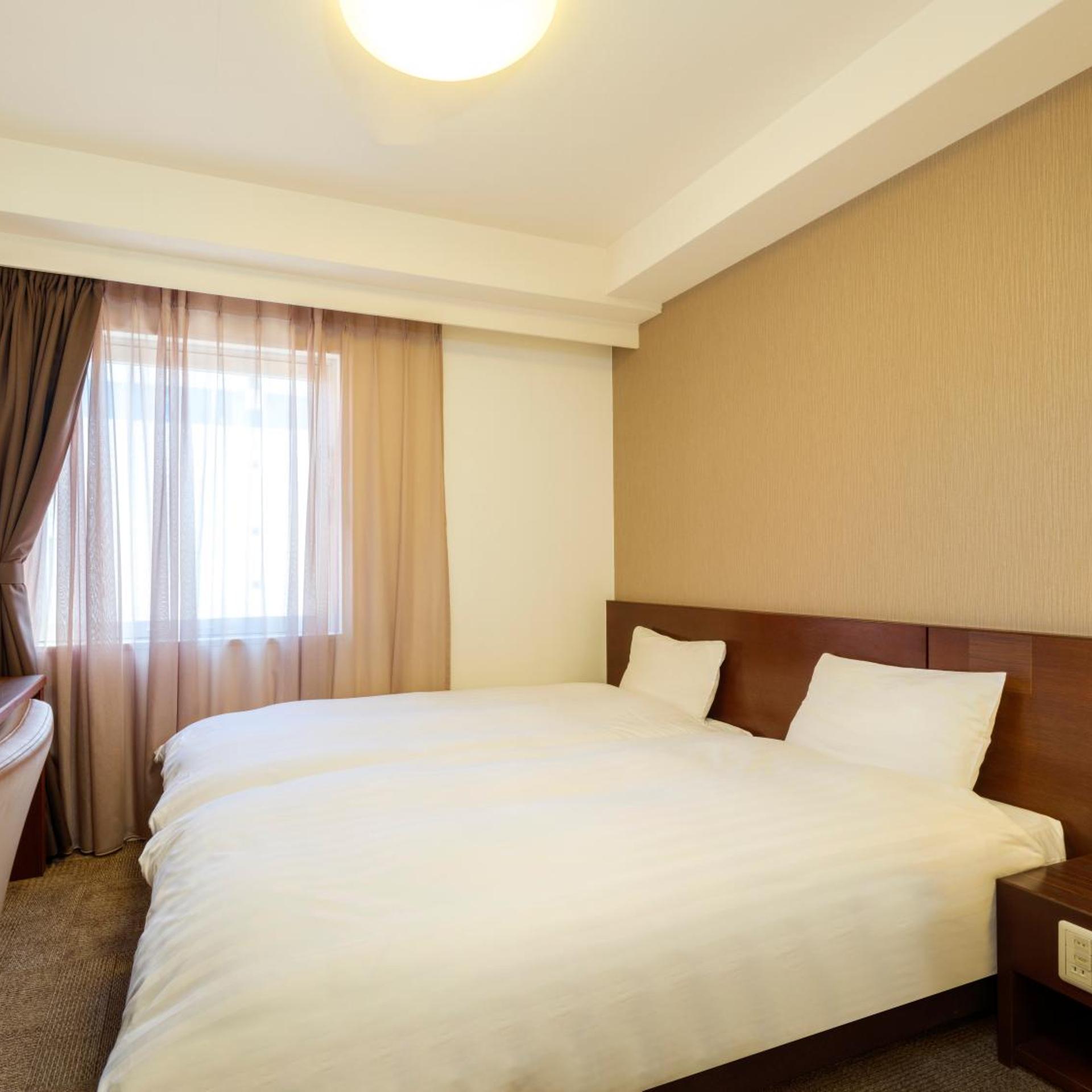 Hollywood, Compact, Twin Beds