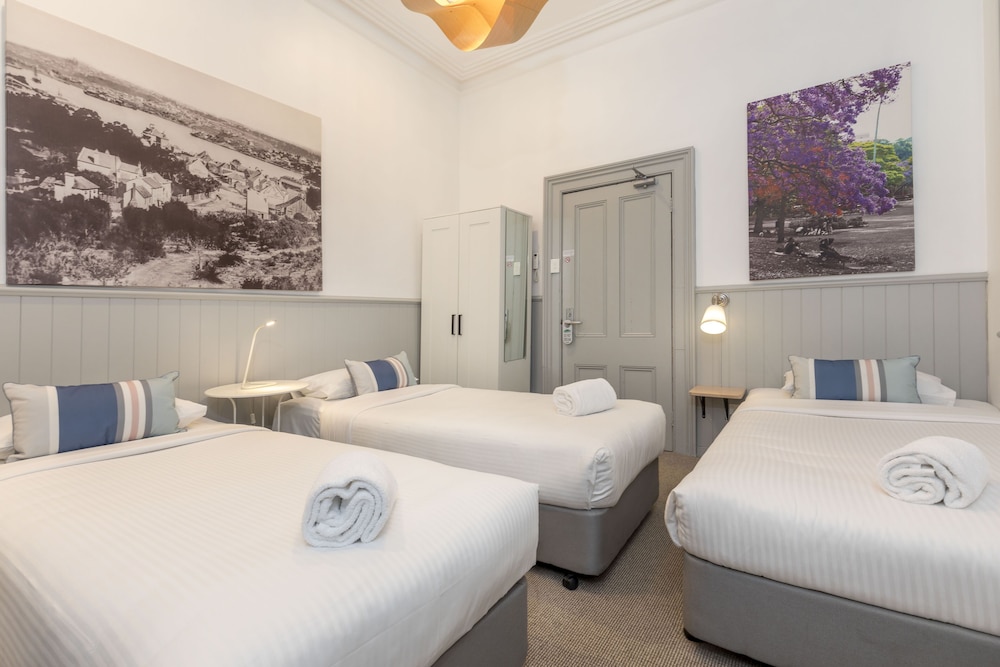 ROOM, TRIPLE, SHARED BATHROOM