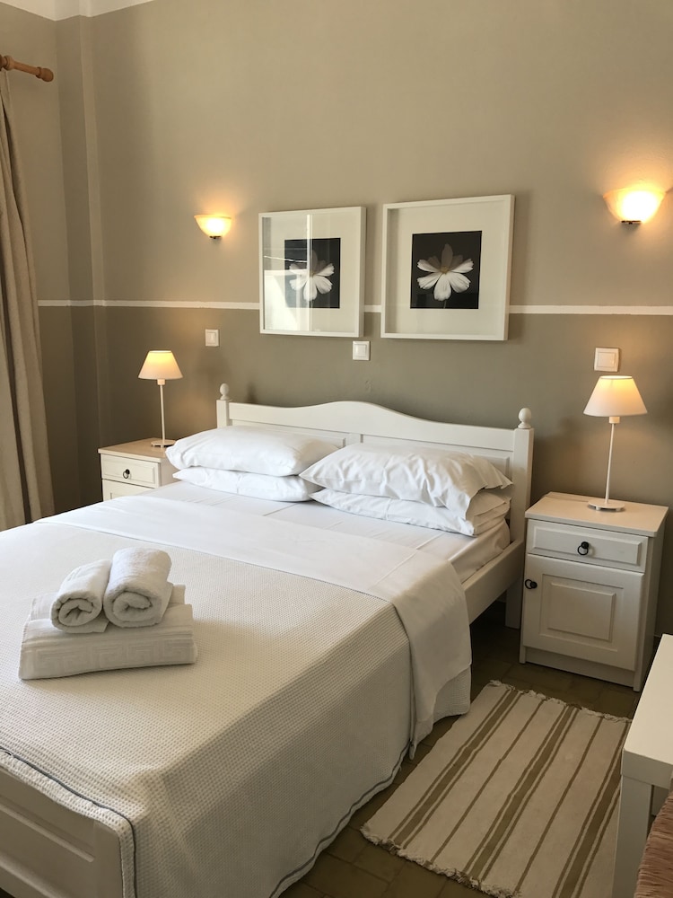 Paradisos Hotel 7/50