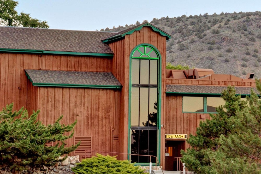 Topaz Lodge 2/58