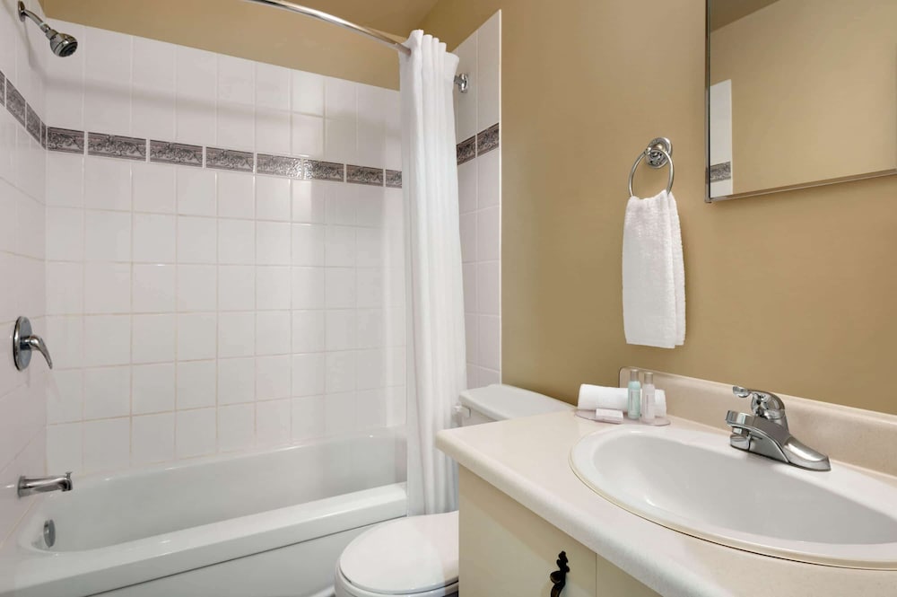 Travelodge by Wyndham Edson 2409079 Alberta Ltd. 50/53