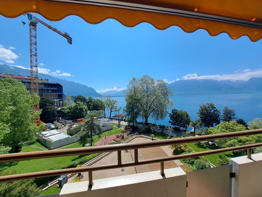 Royal Plaza Montreux Hotel 72/77