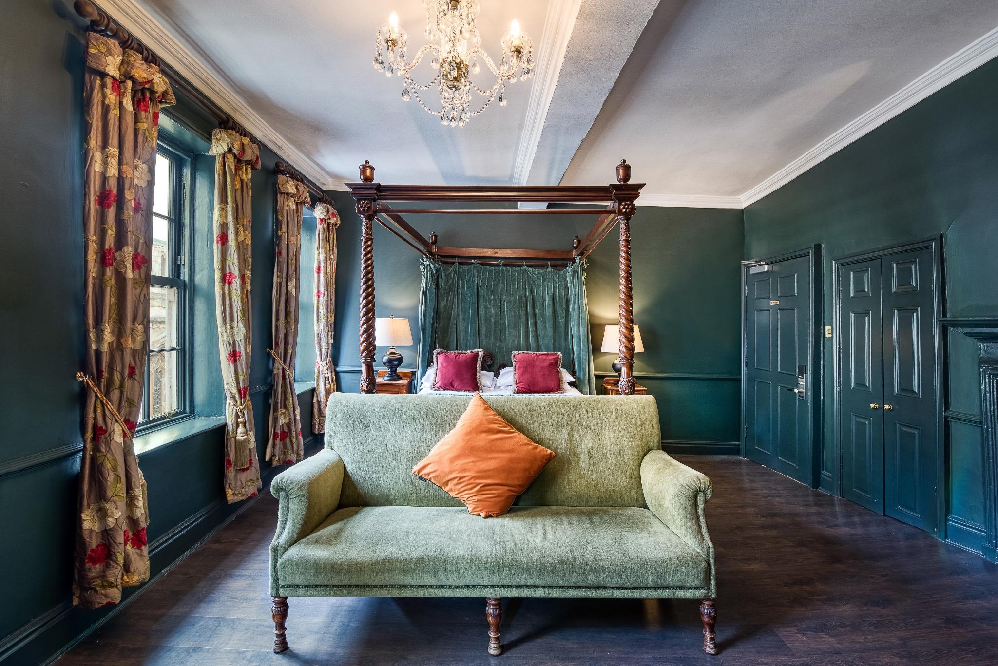 Four Poster