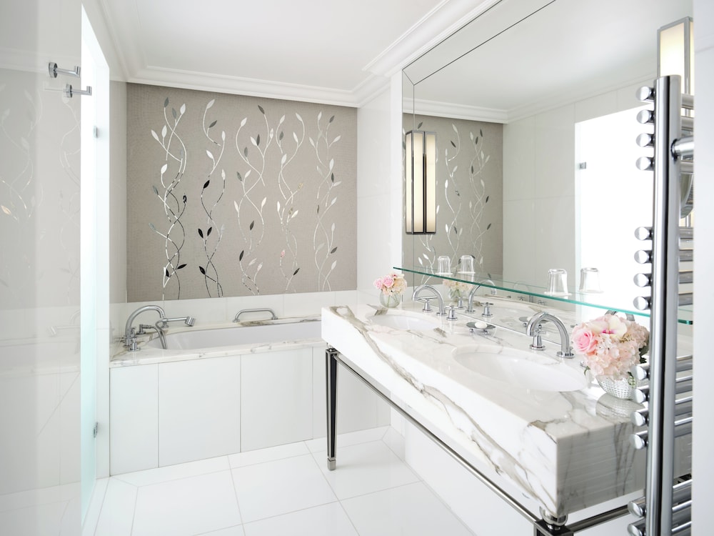 Junior Suite, King Bed, Mountain View, Hotel Plaza Athenee 5/5