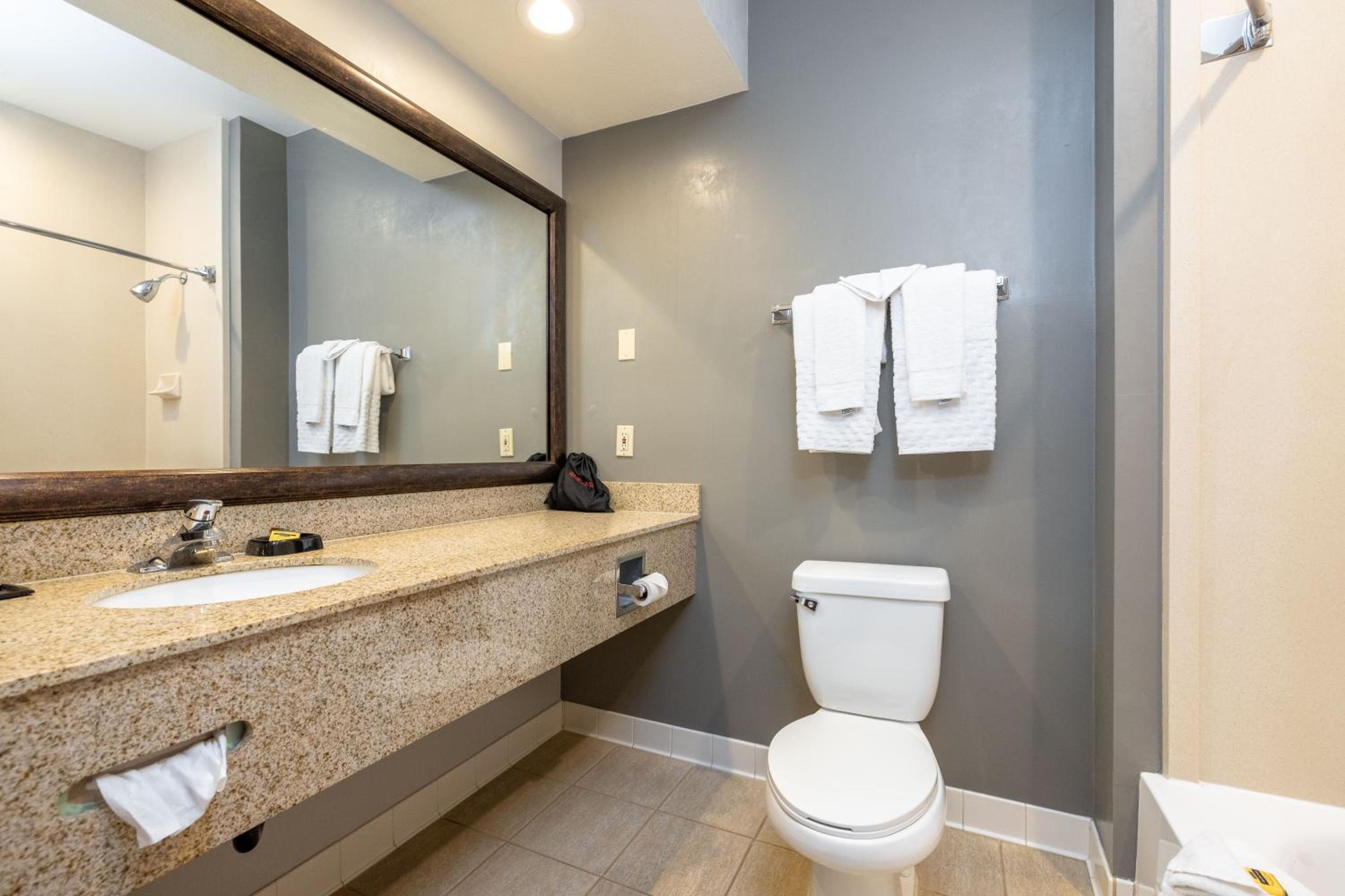Interior, 2 Queen Beds, Best Western Plus Dixon Davis 5/7