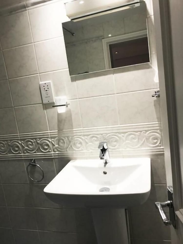 Gidea Park Hotel 43/51