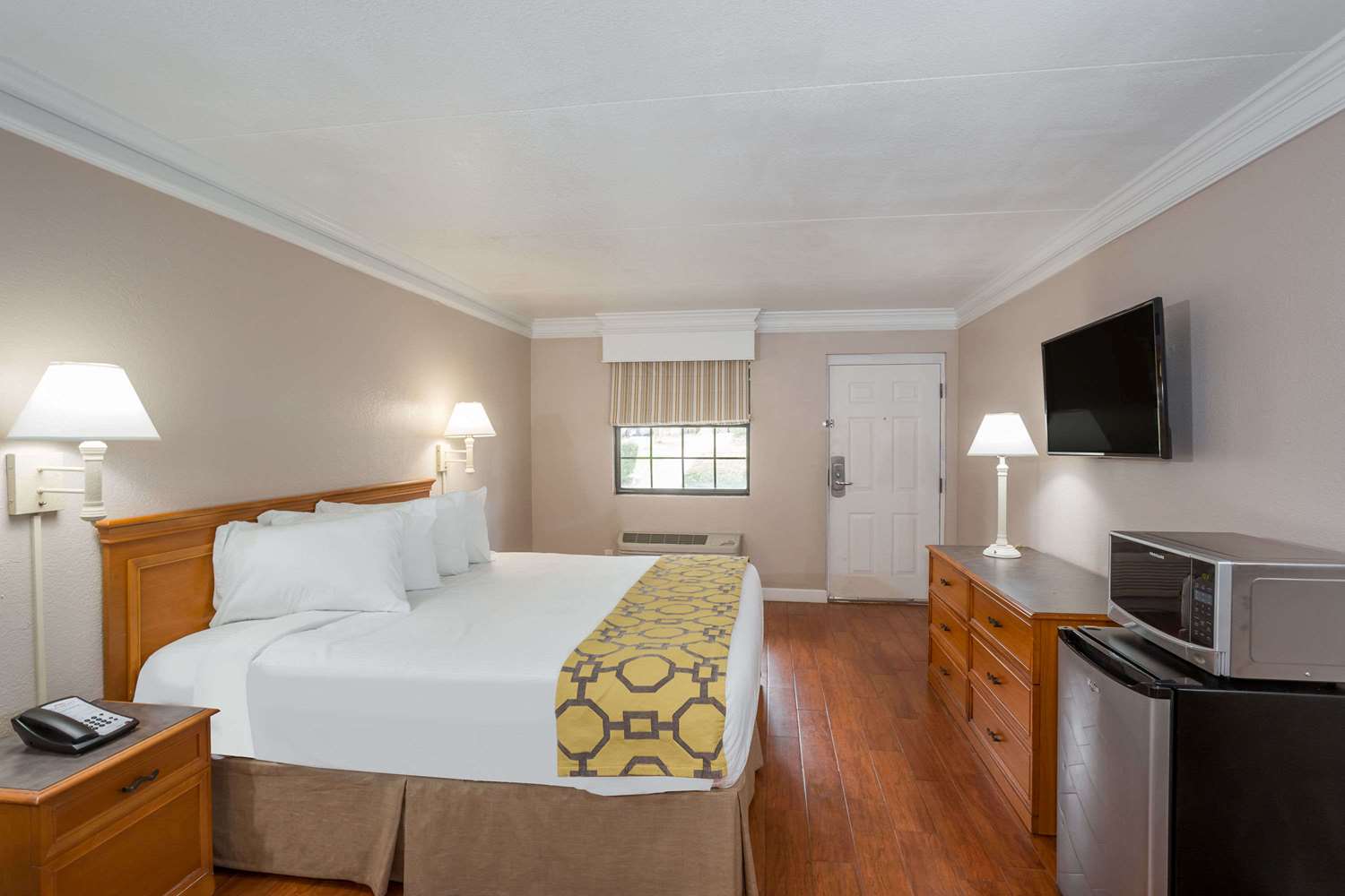 Casa Bella Inn & Suites 14/55