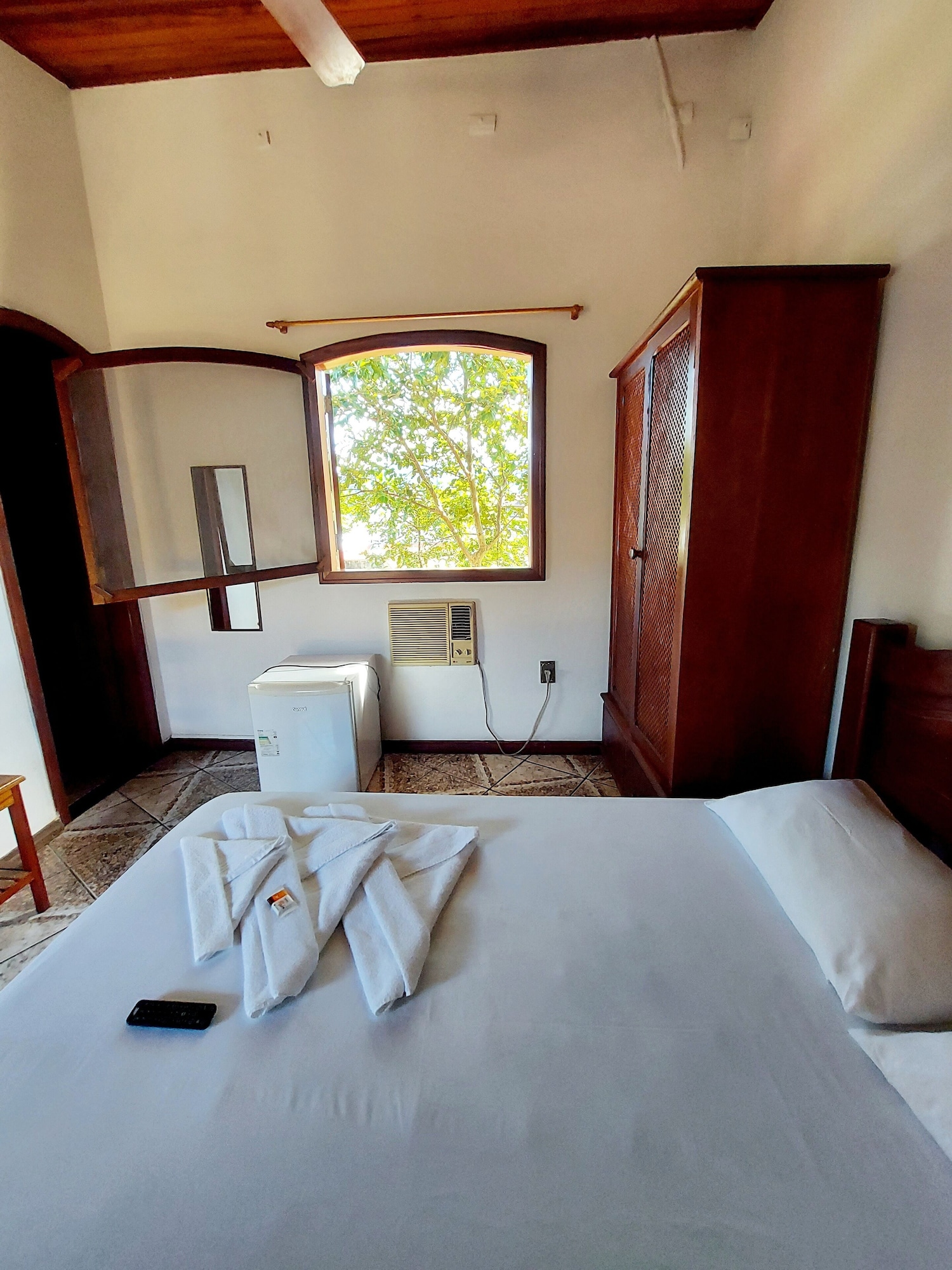ROOM, DOUBLE BED
