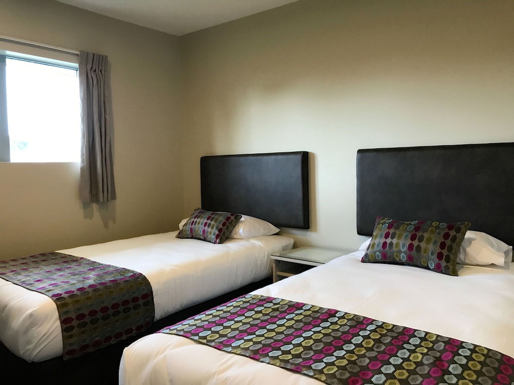 Ellerslie Palms Motel 16/68