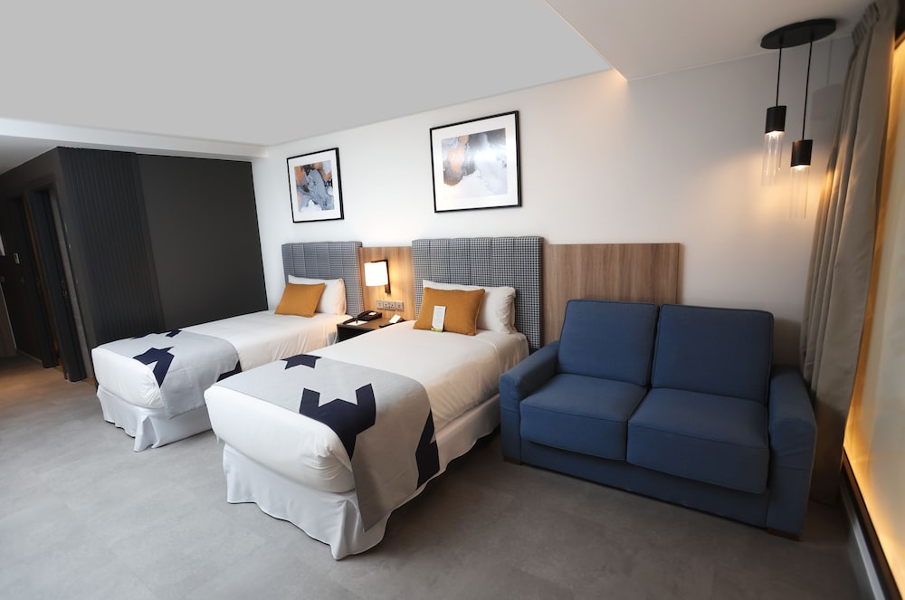 Family, King Bed, No Window, Sofa