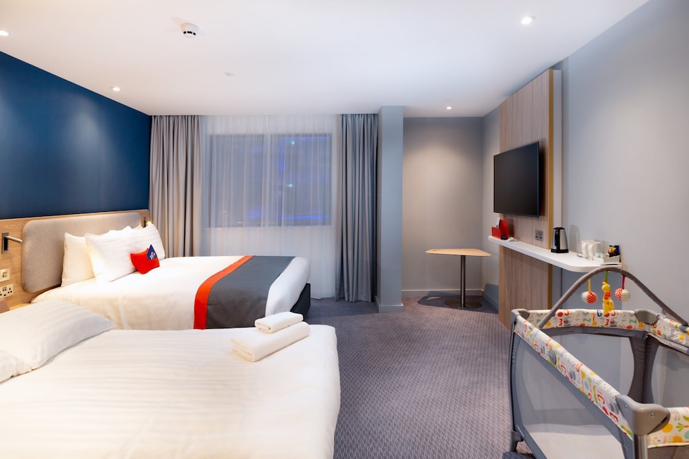Standard, Double Bed, Sofa, HOLIDAY INN EXPRESS LONDON HEATHROW T4 2/5