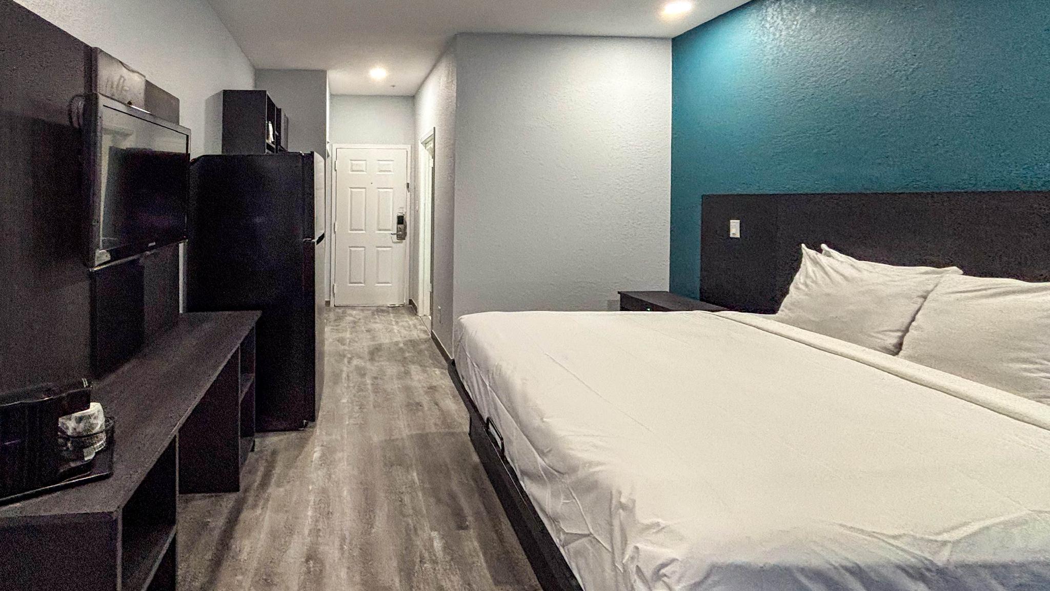 1 King Bed - Mobil Access Tub Nsmk Kitchen