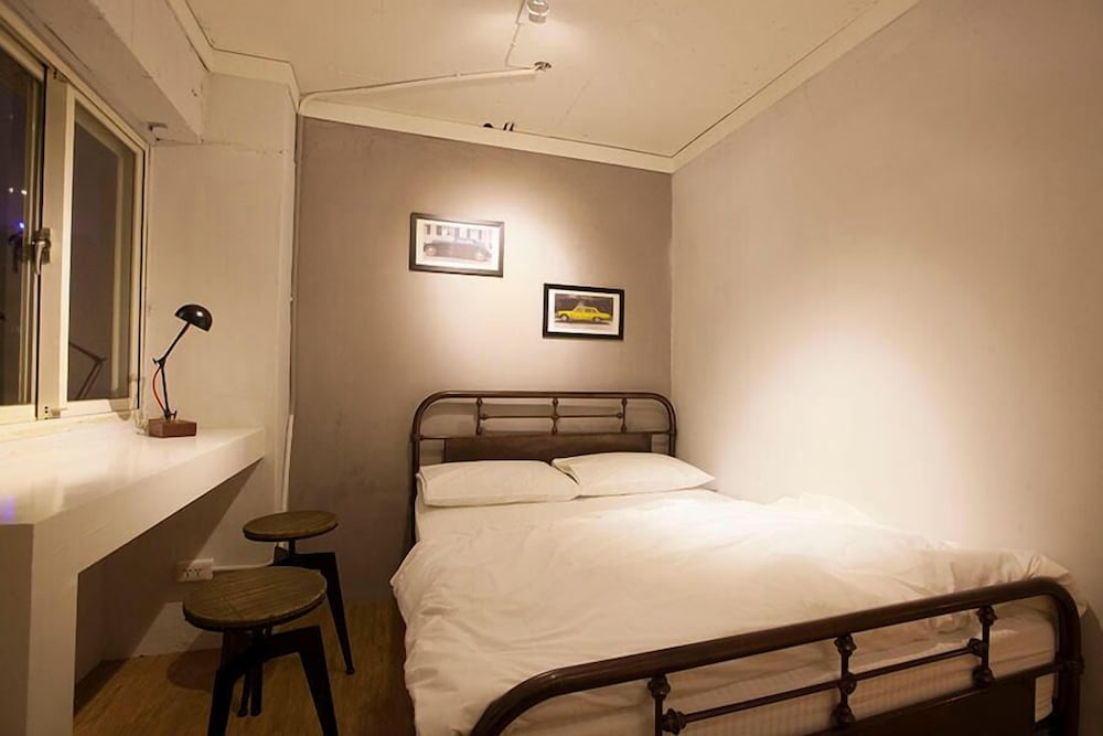 Mr Lobsters Secret Den Design Hostel 26/63