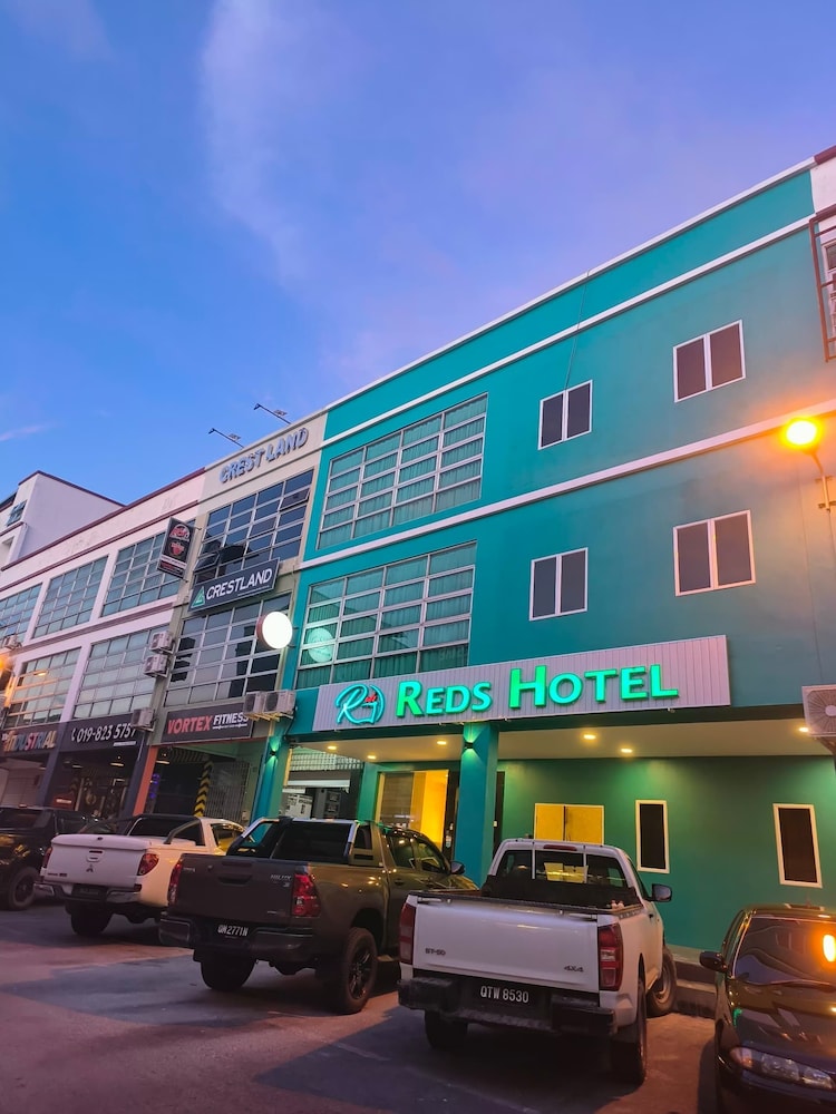 OYO 90082 Red’s Hotel 3/25