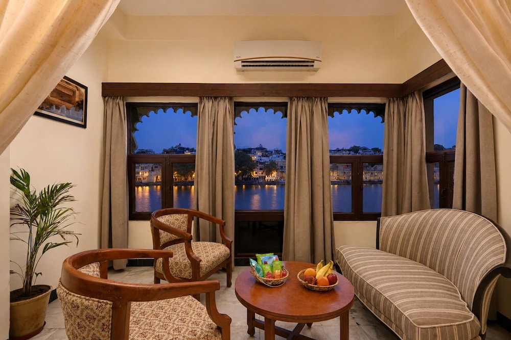 Hotel Sarovar 26/50