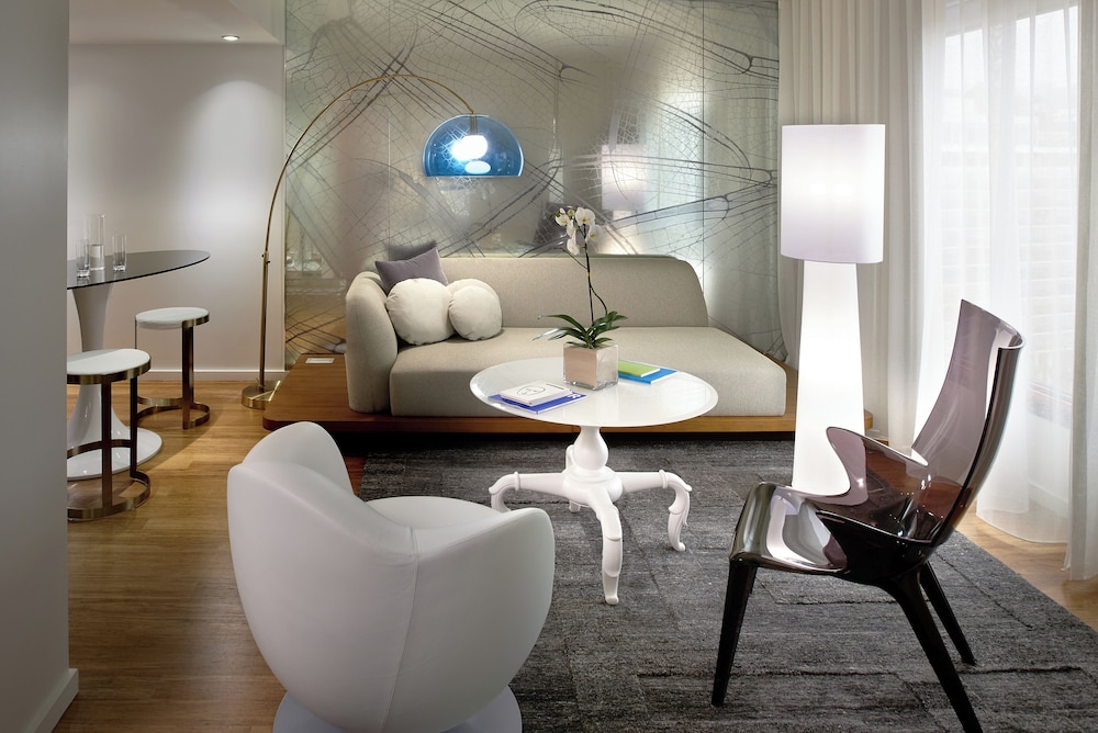 1 BEDROOM, SUITE