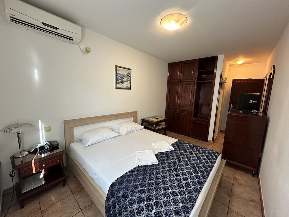 VILA LUX HOTEL 25/70