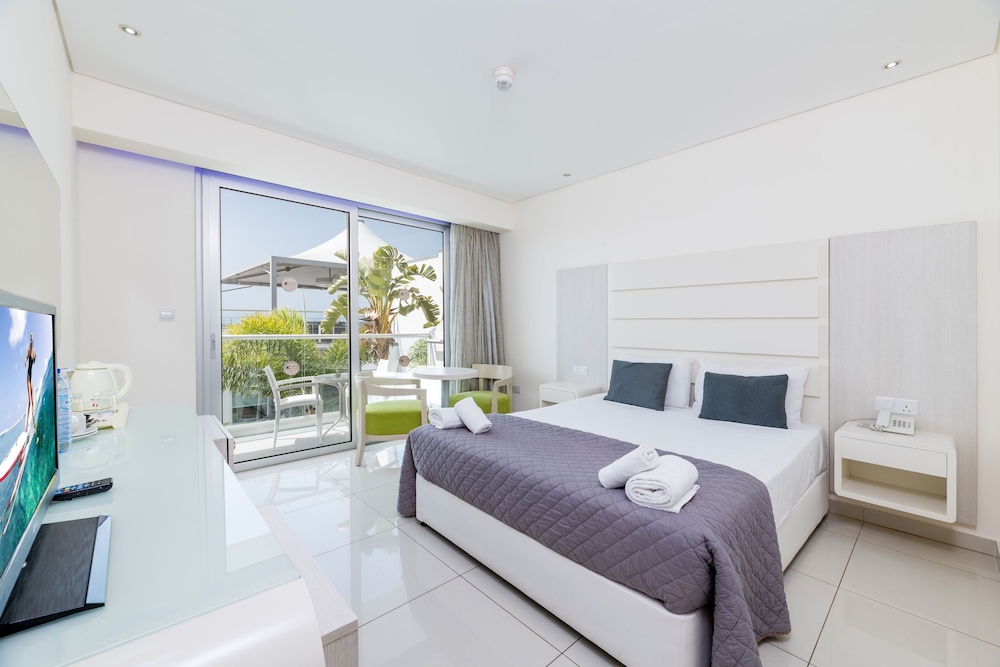 ROOM, DOUBLE OR TWIN BED, POOL VIEW