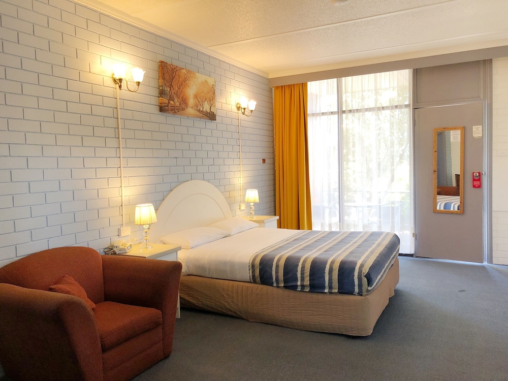 Statesman Motor Inn 14/47