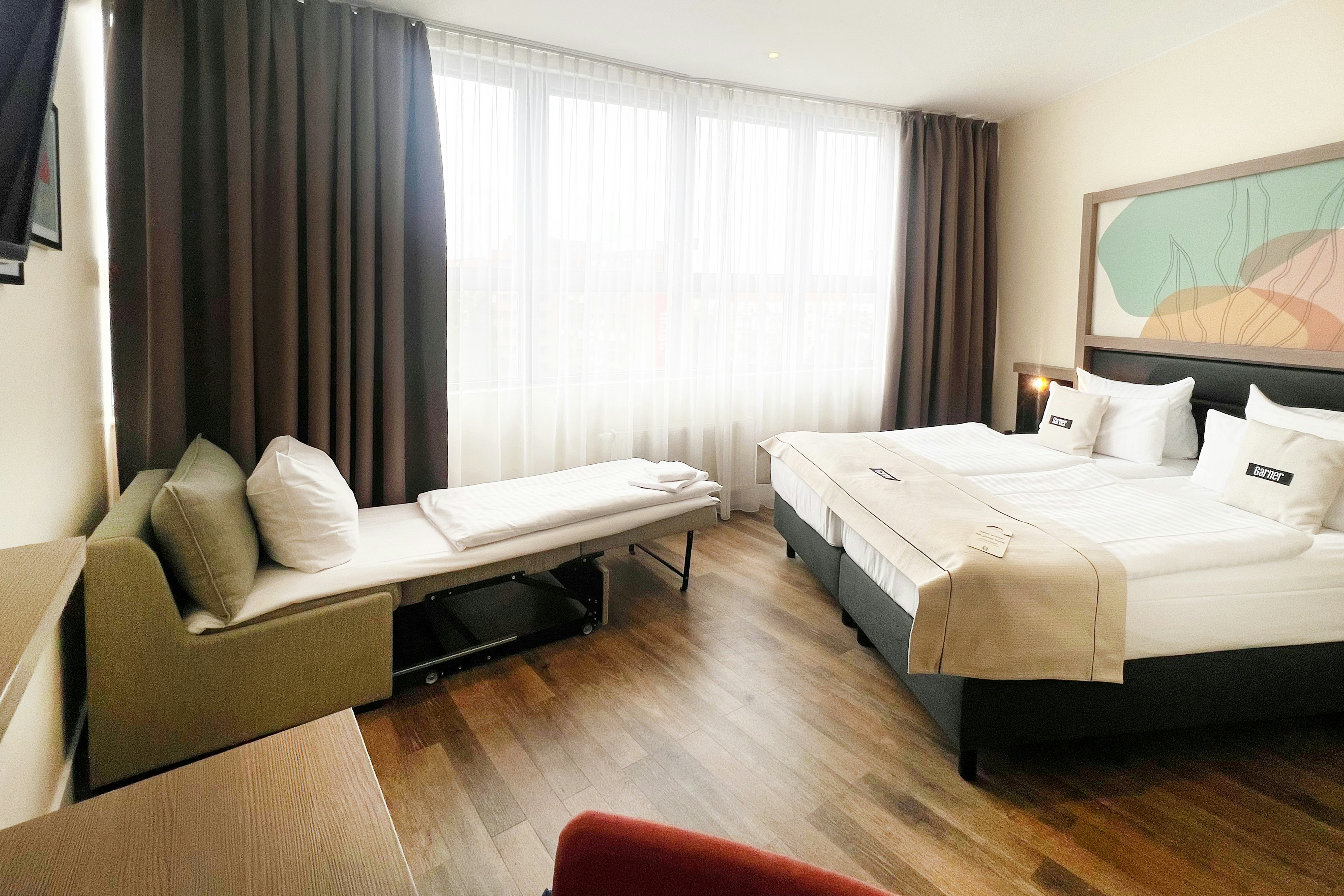 غرفة بريميوم بسريرين منفصلين مع أريكة، Garner Hotel Berlin - Charlottenburgm, an IHG Hotel 5/9