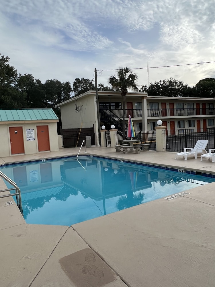 Hole Inn the Wall Hotel - Sunset Plaza - Fort Walton Beach 5/50