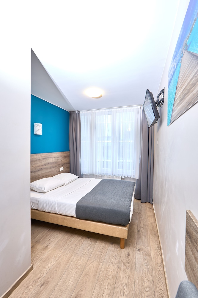 ROOM, DOUBLE BED