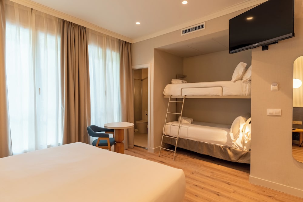 غرفة رباعية بسرير مزدوج وسرير بطابقين، Petit Palace Plaza Espana 7/10
