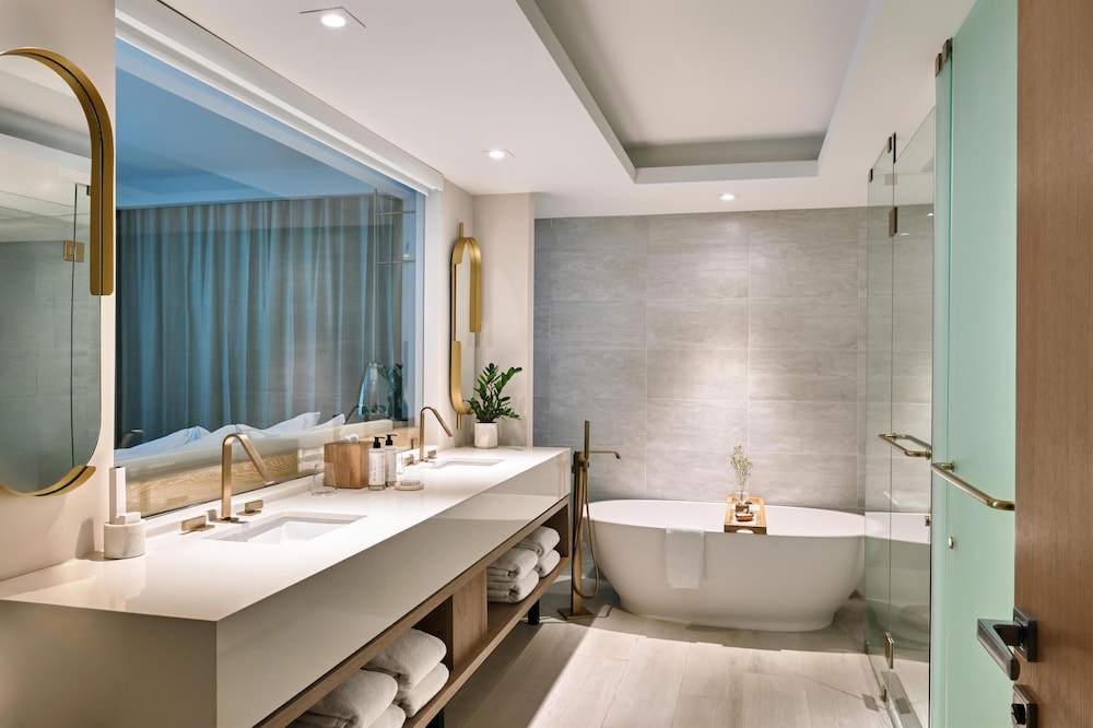 Junior Suite, King Bed, Ocean Front