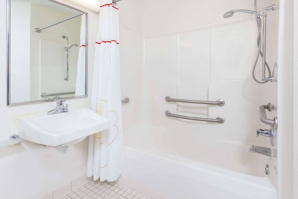 MainStay Suites Omaha Old Mill 10/21