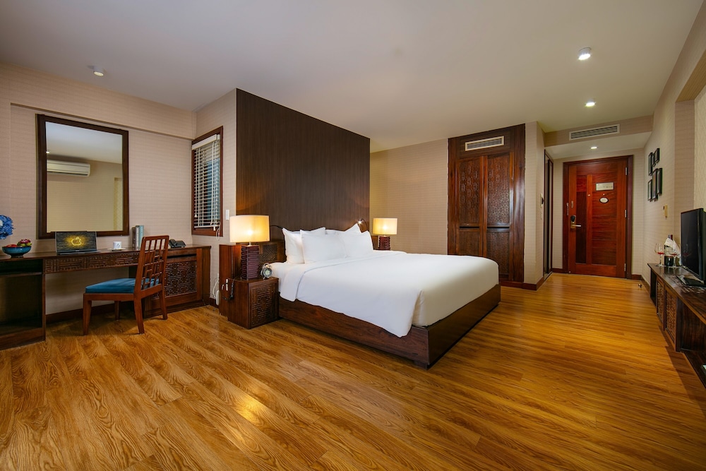 Royal, Big, Suite, Balcony, Oriental Suites Hotel And Spa 2/10