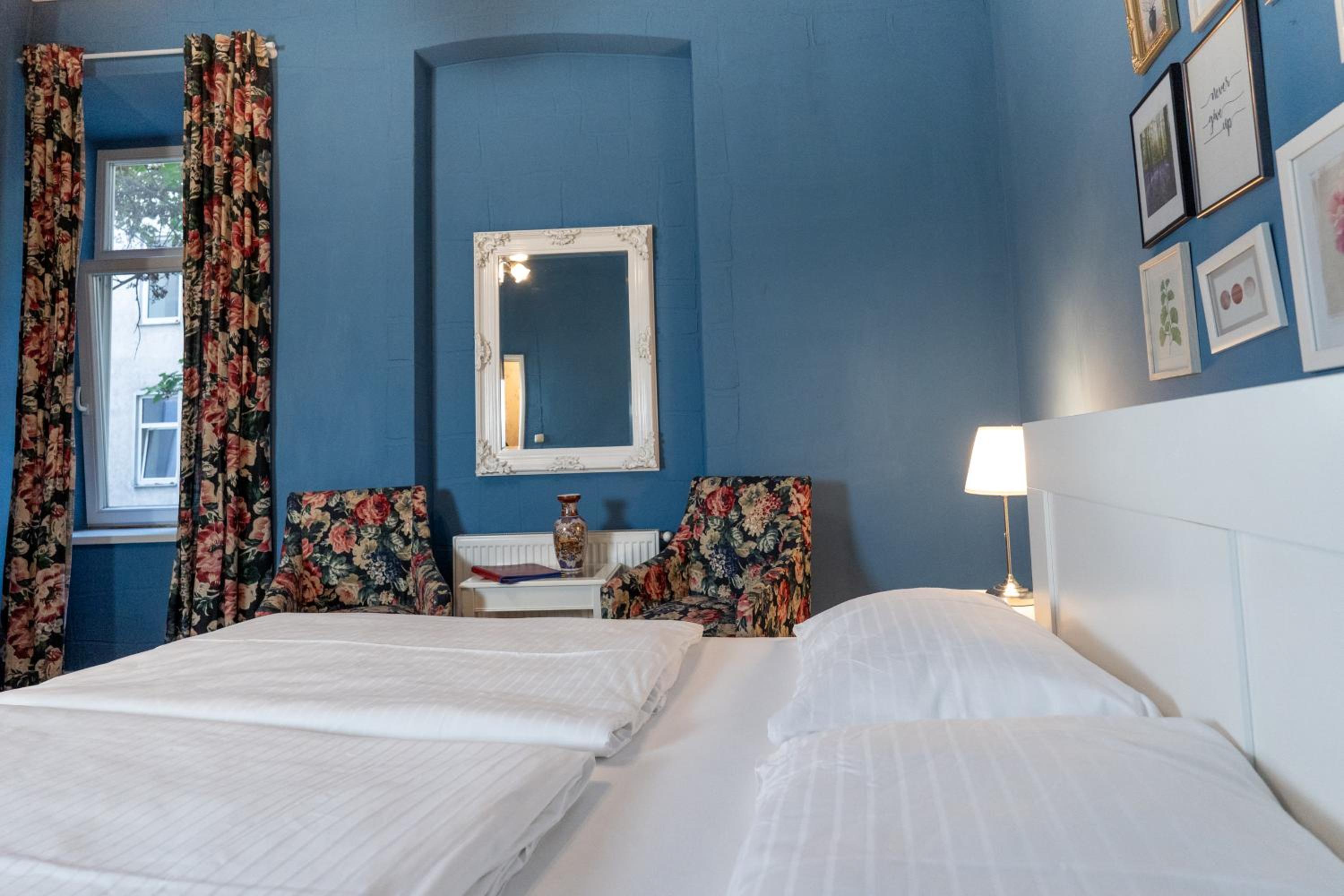 Theme، Hotel Urania 3/4