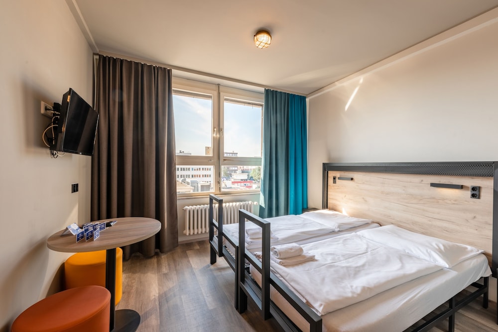 ROOM, SINGLE