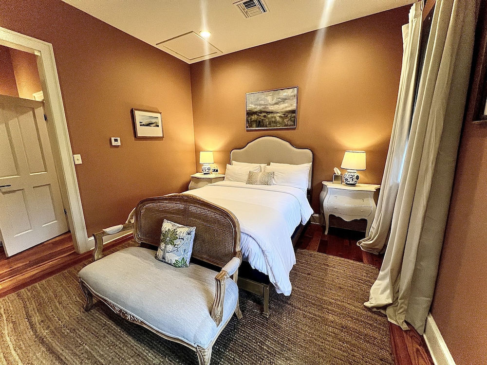 Carondelet, Garden, Queen Bed